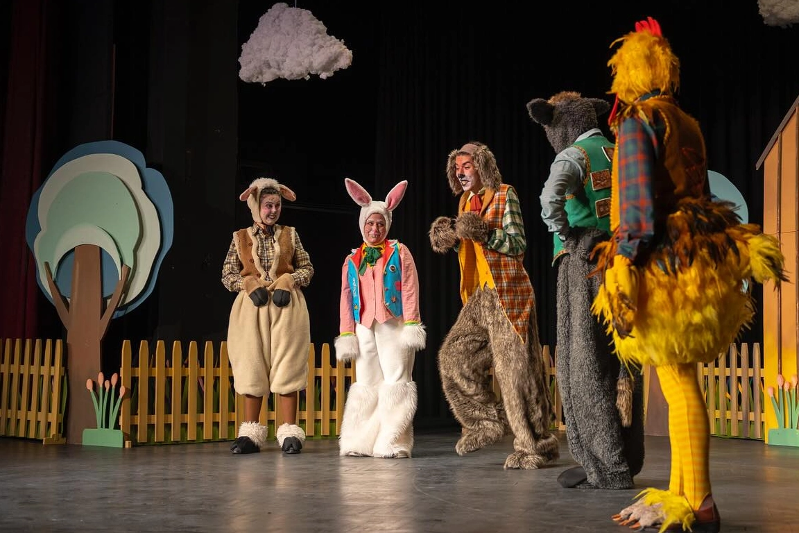 Alkışlar Karabağlar Kent Tiyatrosu’na