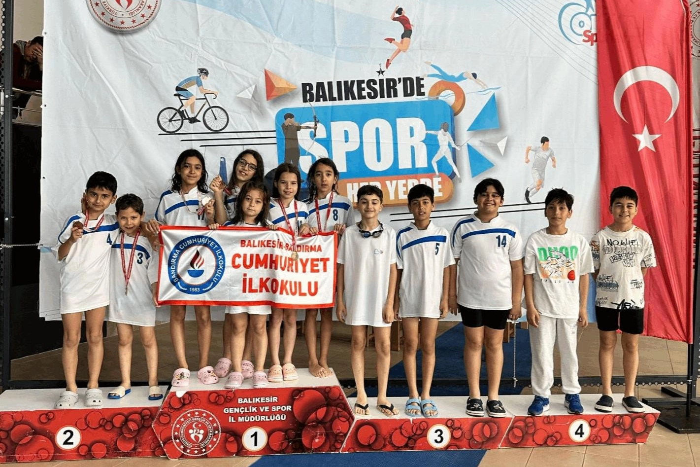 Balıkesir Büyükşehir'in minikleri madalyaları topladı