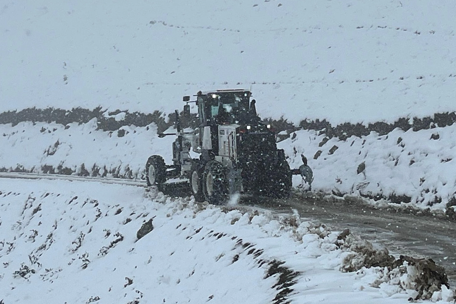Trabzon Çaykara’da karla mücadele: Mahsur kalan vatandaşlar kurtarıldı