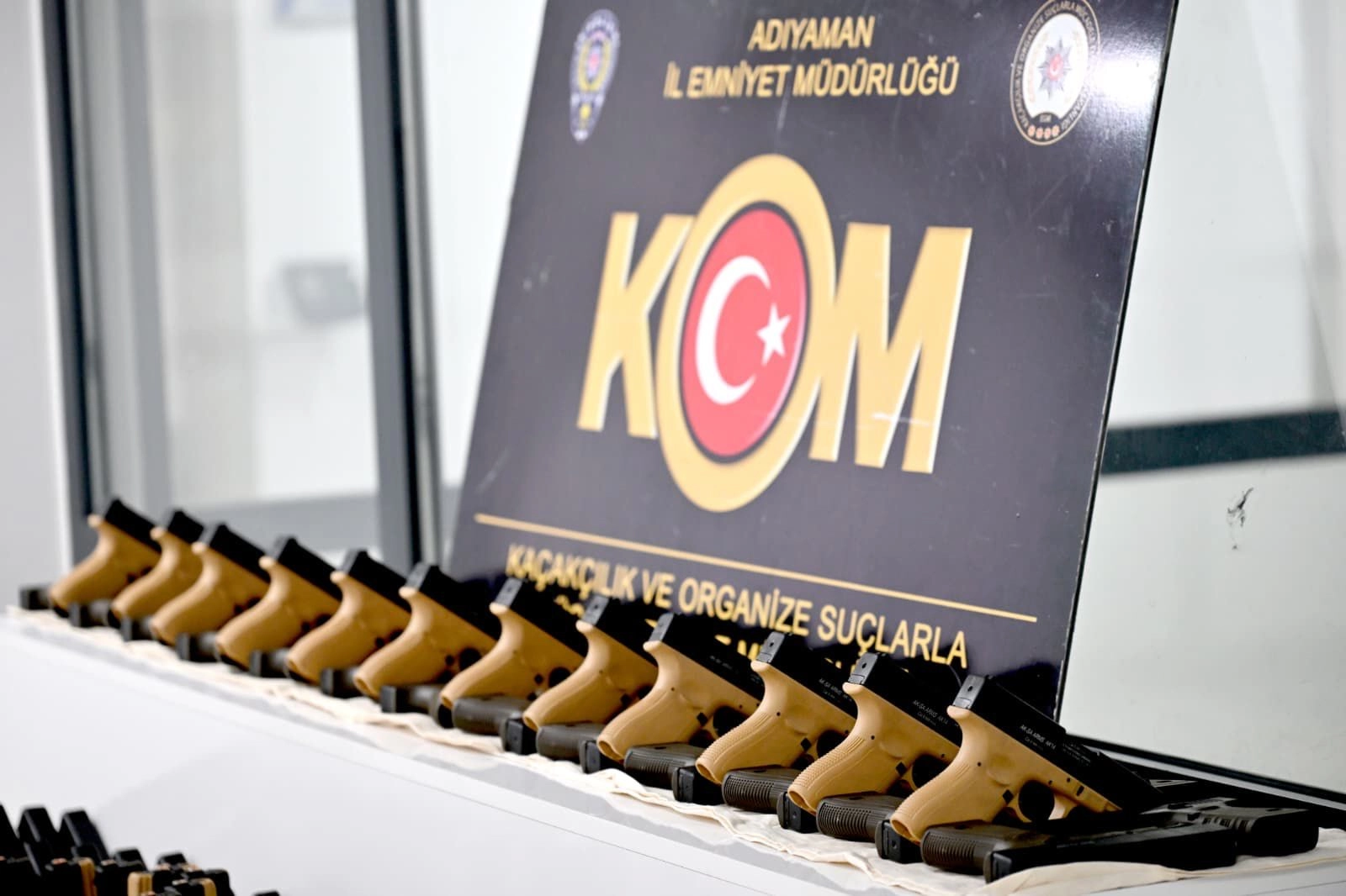 Adıyaman'da bin adet ateşe hazır tabanca ele geçirildi