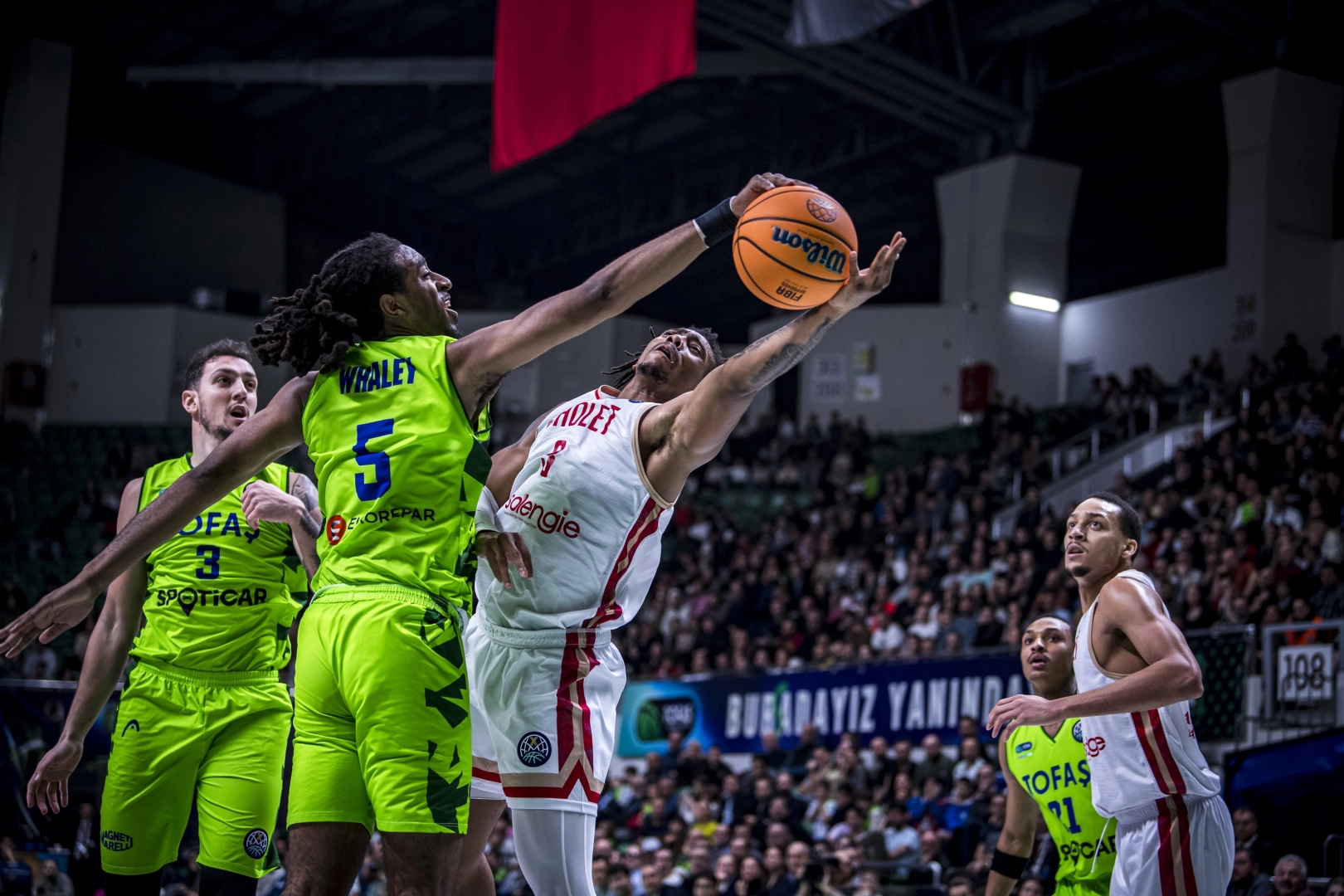 Tofaş play-in serisinde öne geçti