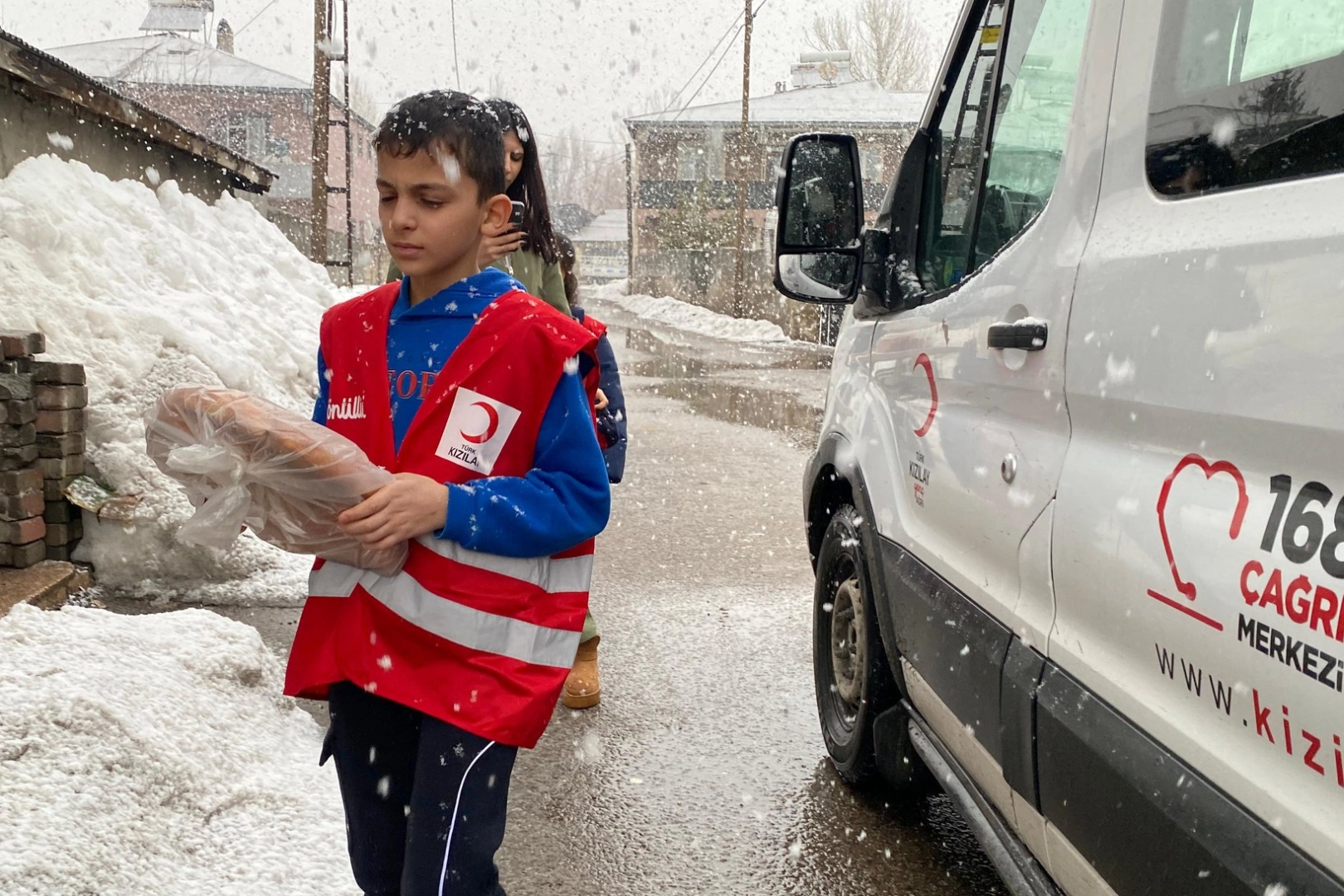 Ağrı’da Kızılay’dan gönülleri ısıtan pide dağıtımı