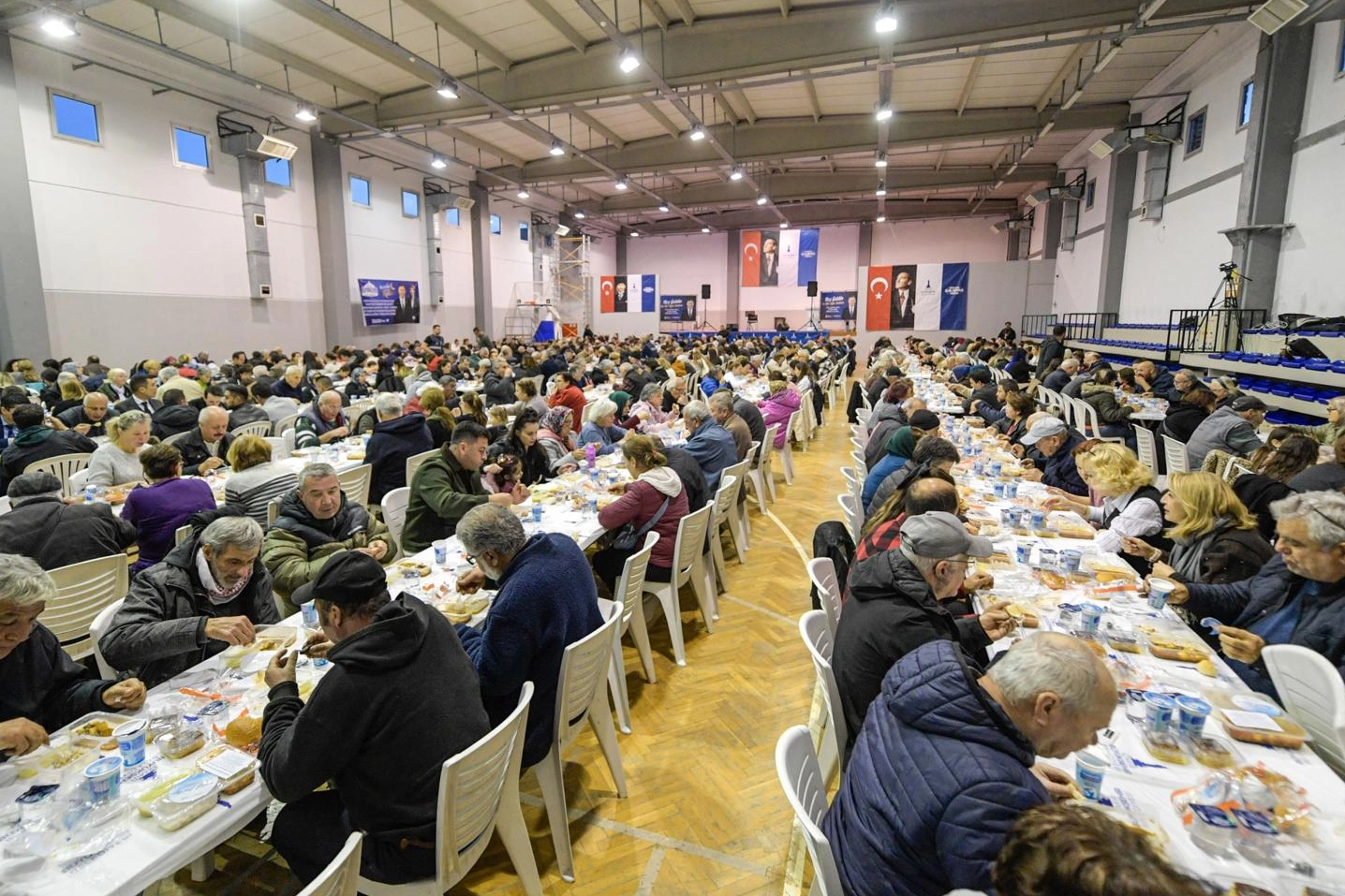İzmir Büyükşehir’in iftar sofrası Foça’da kuruldu