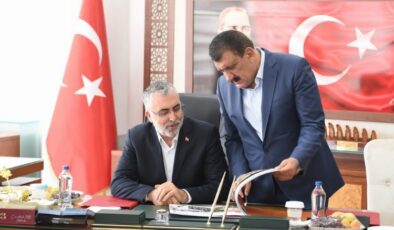 Bakan Işıkhan Malatya’da… Kayısı çiftçilerinin sorunları iletildi