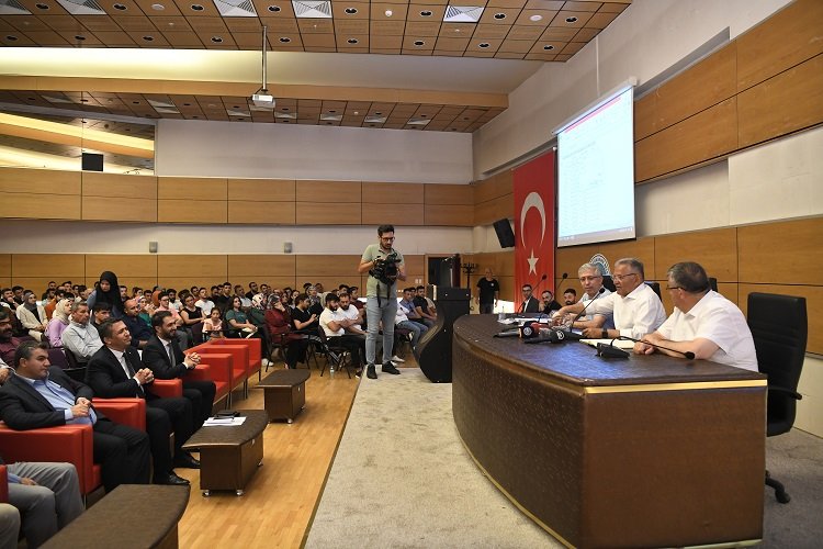 Kayseri Büyükşehir Belediye Başkanı Dr. Memduh Büyükkılıç, Büyükşehir Belediyesi personel