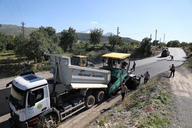 İlçede sıcak asfalt çalışmalarına hız veren Kayseri’nin Melikgazi Belediyesi Kıranardı