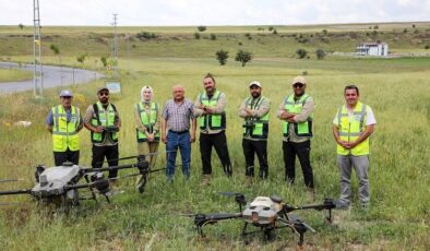 Kayseri Talas’ta tarım alanlarına İHA’yla ilaçlama