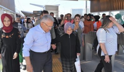 Memduh Büyükkılıç’tan tramvayla şehir turu