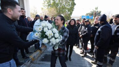 Efes Selçuk Belediyesi emekçileri Başkan Filiz Ceritoğlu Sengel’i alkışlarla karşıladı.