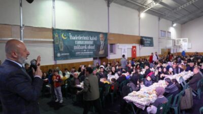 Farklı mahallelerde düzenlediği iftar programları ile vatandaşı aynı sofrada bir