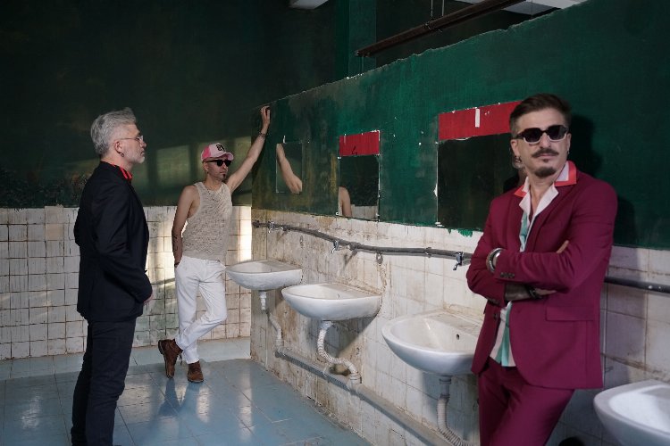 Türkiye’nin en önemli rock ve indie müzik gruplarından biri olan