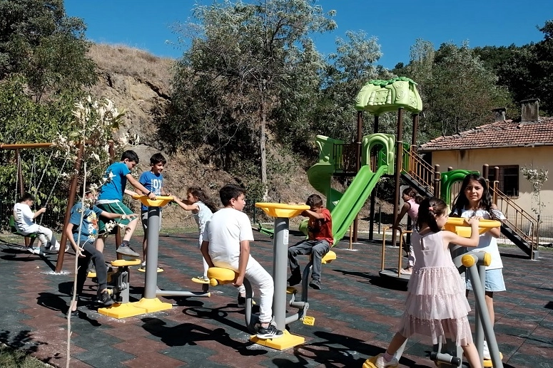 Amasya’nın Yeşilöz Köyünde park için yürüyüş düzenleyen çocuklar, Çevre, Şehircilik