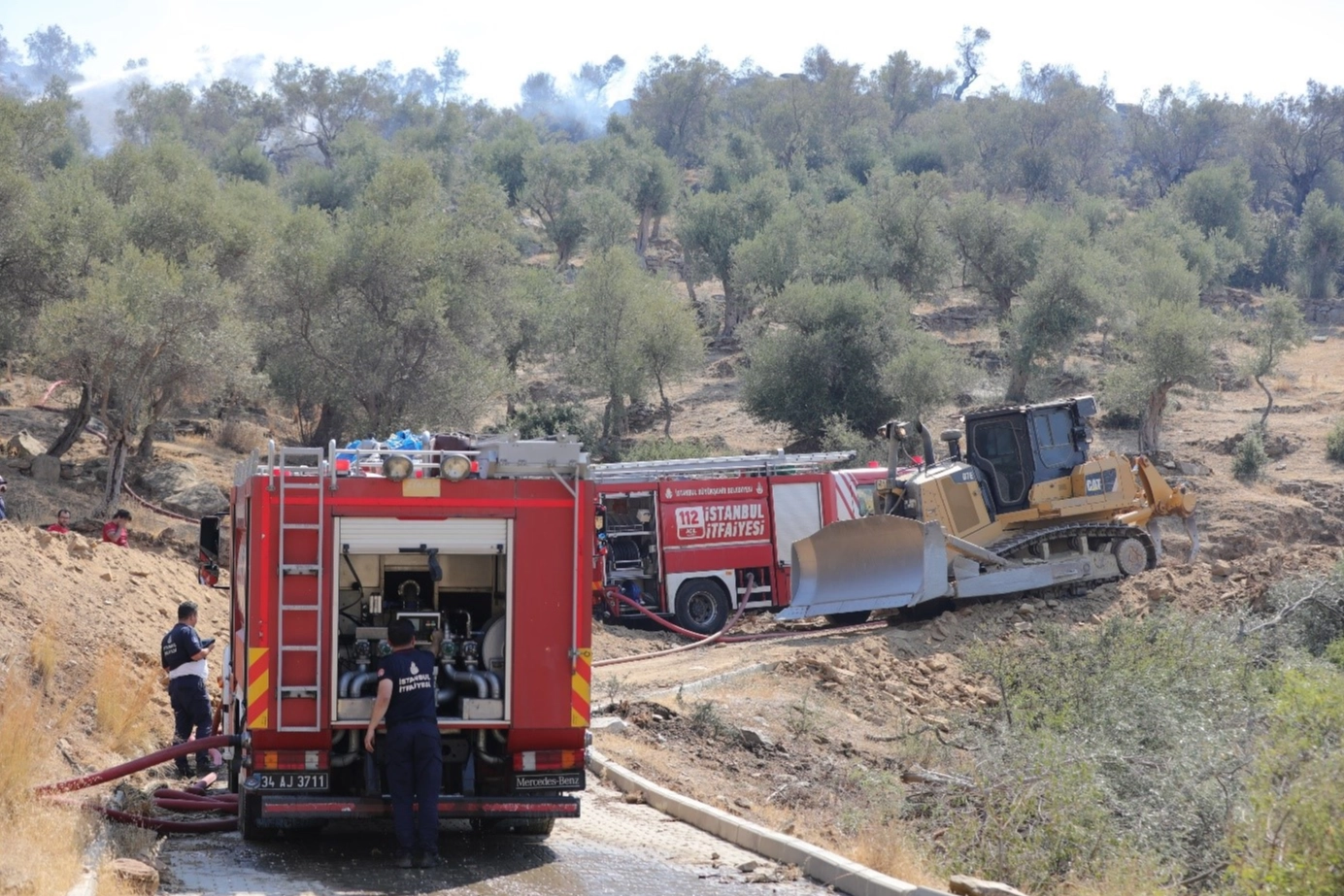 İstanbul Büyükşehir Belediyesi ekipleri, İzmir’deki orman yangınına müdahalede aktif görev