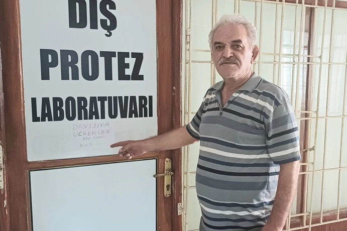 Antalya Kumluca Özel diş laboratuvarında diş teknisyenliği yapan Hüseyin Kızılkaya,