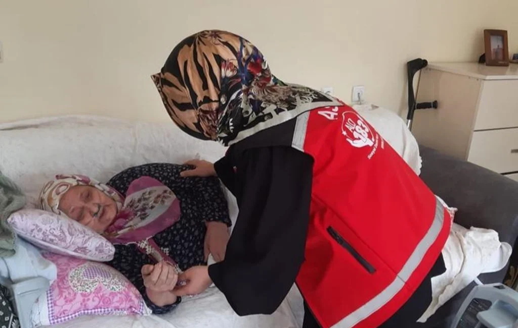 Aile ve Sosyal Hizmetler Bakanı Mahinur Özdemir Göktaş, evlerinde bakılan