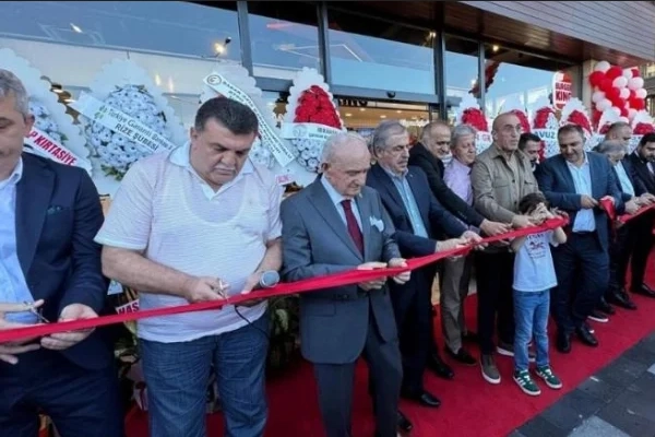 Rize’de boykot kapsamında olan Burger King’in şube açılışına katılan belediye