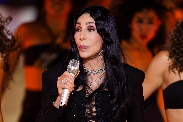 New York’ta, şarkıcı Cher ve Tyla, ikonik Victoria’s Secret Moda