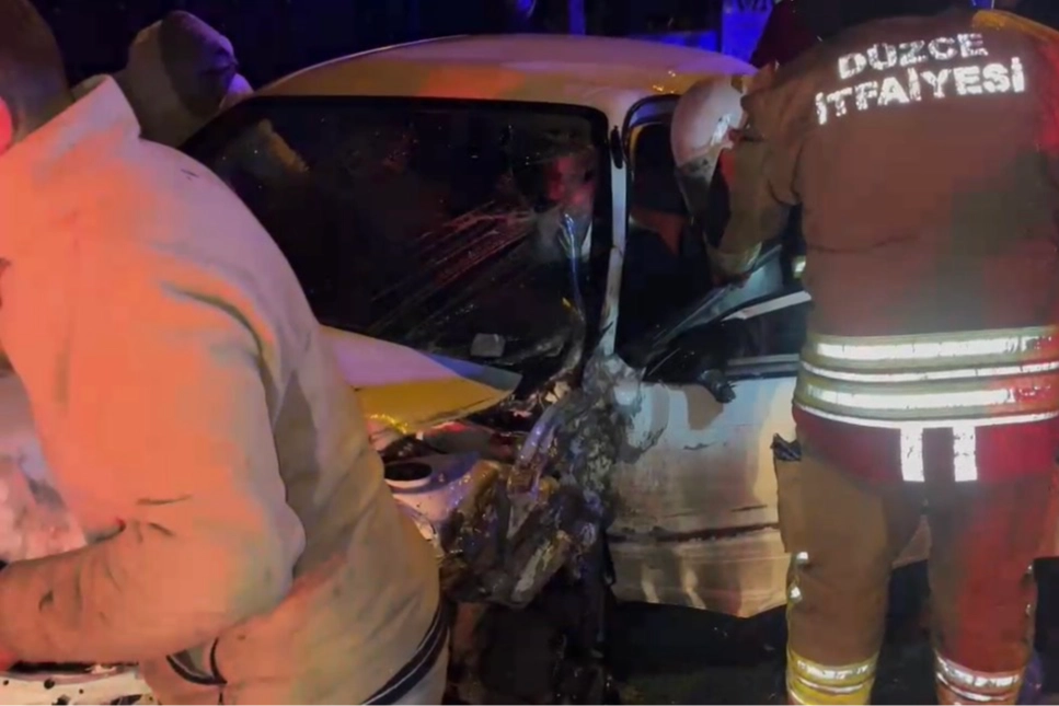 Düzce’nin Aydınpınar Caddesi Otluoğlu mevkiinde meydana gelen zincirleme kazada otomobilde