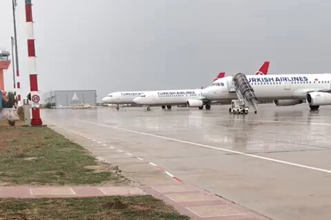 Olumsuz hava şartlarından ötürü İstanbul’daki havalimanlarına inemeyen yolcu uçakları Bursa’dak