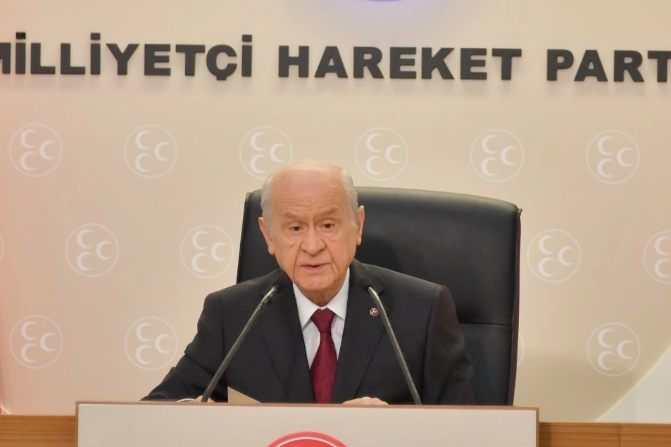 Suriye halkı pas tutmuş esaret zincirlerini kırarak özgürlüğe kavuşmuş ve