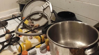 Düdüklü tencereler, patlama gibi tehlikeli durumlara yol açabiliyor. Uzmanlar, düdüklü