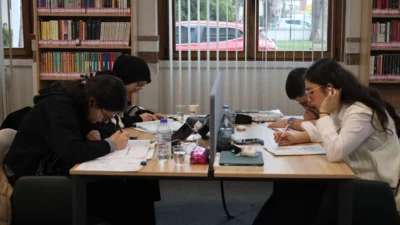 Kocaeli Büyükşehir’in Halkevi Gençlik Merkezi’nde hayata geçirdiği Zübeyde Hanım Kütüphanesi,