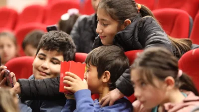 Muğla Büyükşehir Belediye Başkanı Ahmet Aras’ın çocuklara karne hediyesi olan