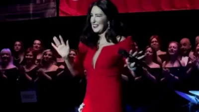 Adana’da sahne alan Nükhet Duru, kırmızı elbisesi, dansları, enerjisi ve