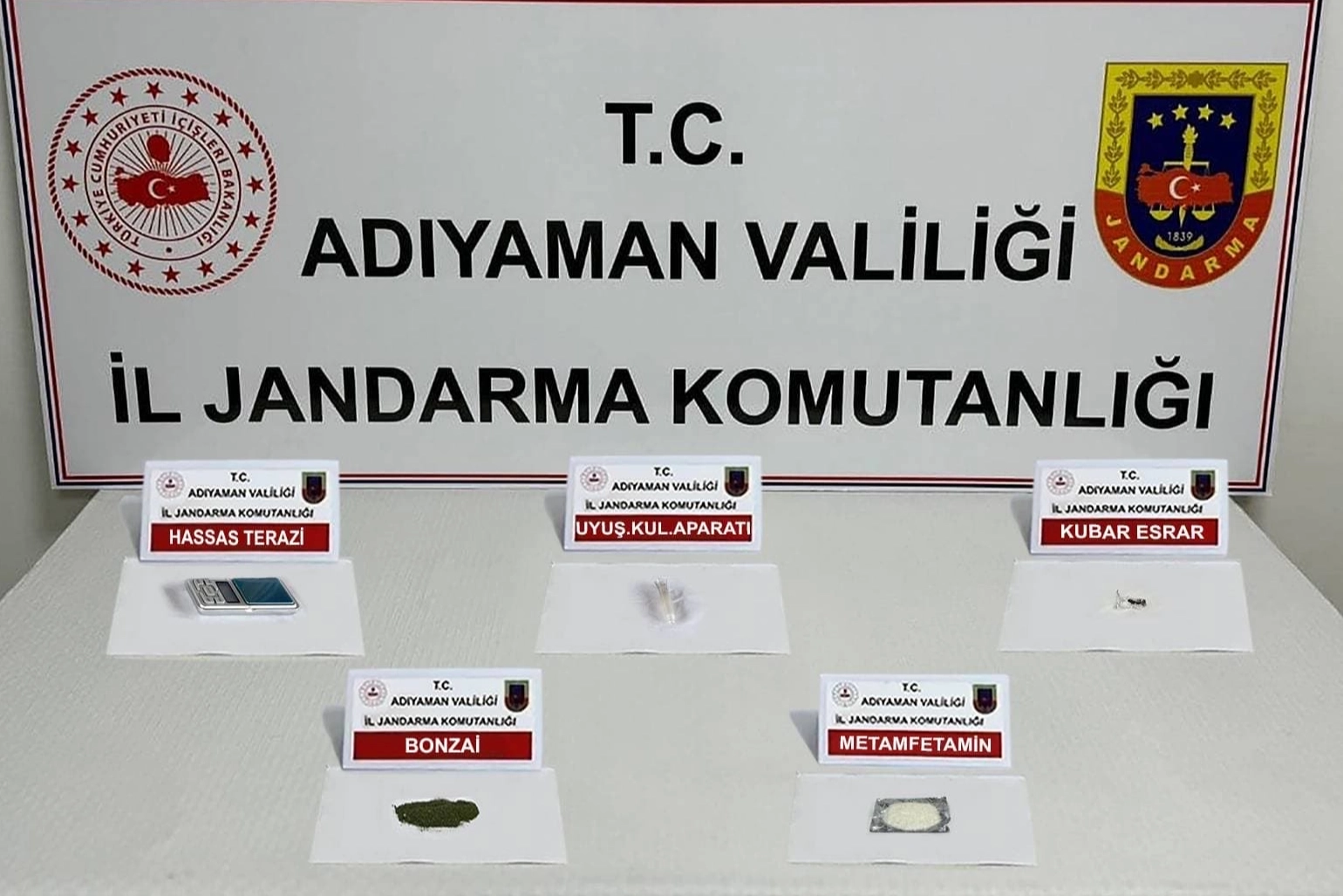 Adıyaman İl Jandarma Komutanlığı ekipleri, uyuşturucu satıcıları ve kullanıcılarına yönelik