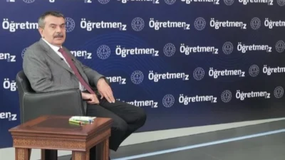 “ÖğretmenİZ” Dijital Platformu’nun canlı yayınında öğretmenlerden gelen soruları yanıtlayan Millî