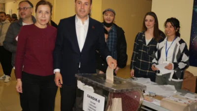 Balıkesir Büyükşehir Belediye Başkanı Ahmet Akın ve eşi Arbil Akın,