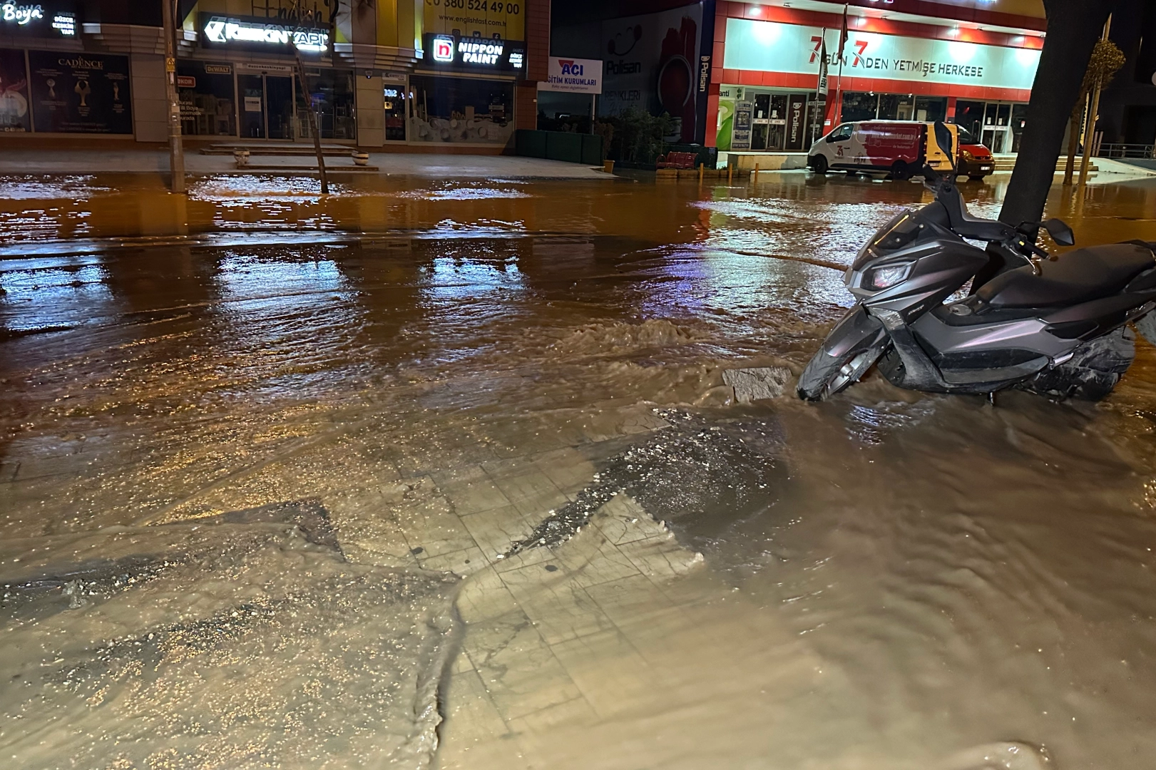 Düzce’de il merkezi Çoban mevkiinde içme suyu hattı ana şebekesinde