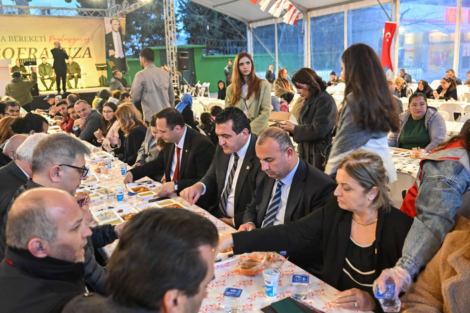 İzmir Bornova Belediyesi Cumhuriyet Meydanı’nda düzenlediği iftarda yaklaşık 1.000 kişiyi