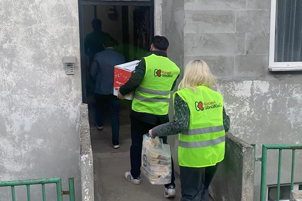 Kocaeli Büyükşehir Belediyesi personelleri ihtiyaç sahibi aileler ile iftar sofrasında