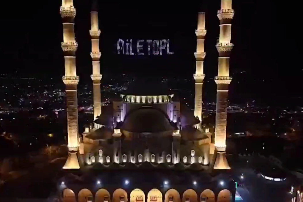 Aile Yılı dolayısıyla Ramazan ayının ikinci yarısında camilerdeki mahyalar, ailenin