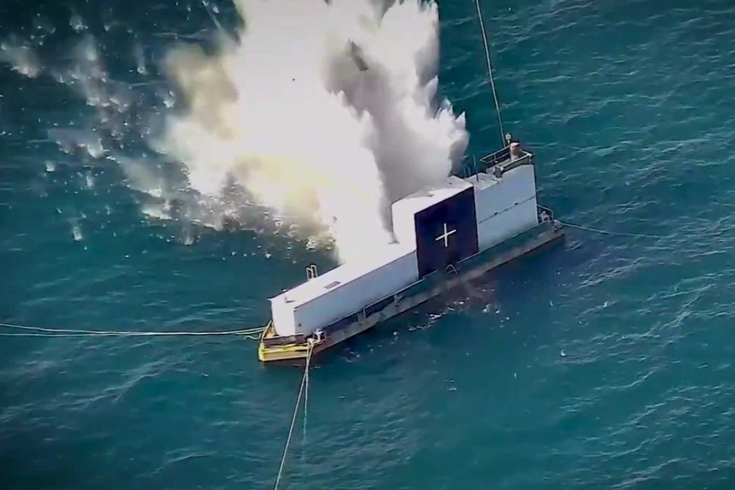 TÜBİTAK SAGE tarafından geliştirilen SOM-J seyir füzesi suüstü bir platforma