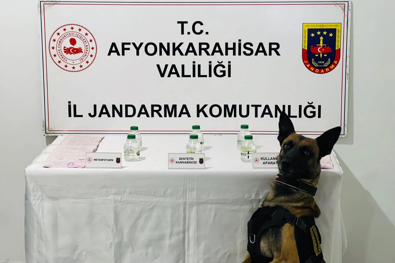 Afyonkarahisar İl Jandarma Komutanlığı uyuşturucuyla mücadele kapsamında operasyon düzenledi. AFYONKARAHİSAR