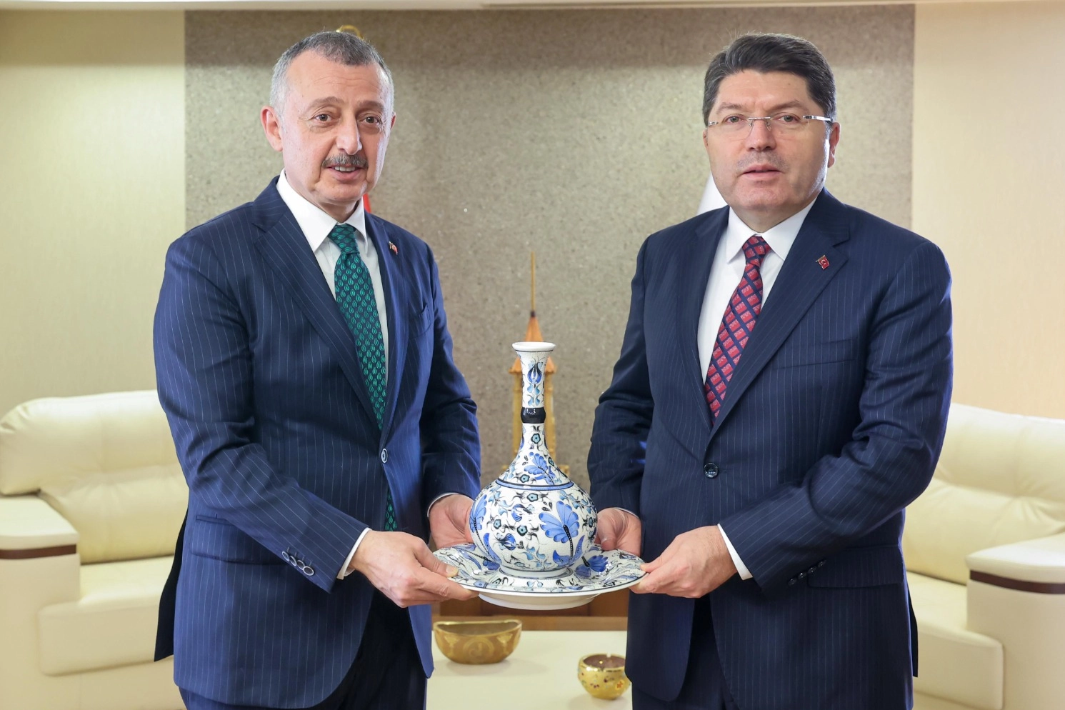 Kocaeli Büyükşehir Belediye Başkanı Doç.Dr.Tahir Büyükakın, kendisini ziyaret eden Adalet