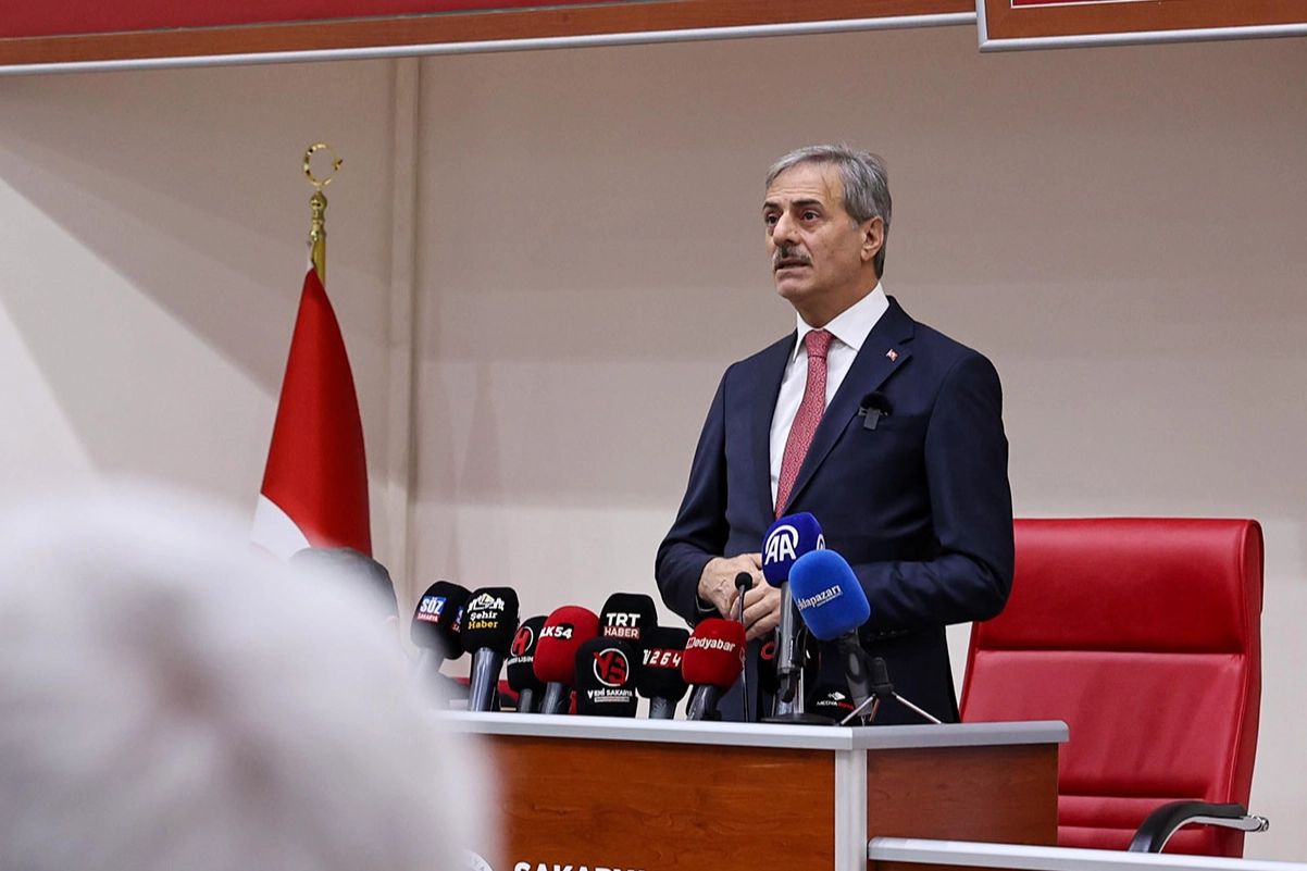 Sakarya Büyükşehir Belediye Başkanı Yusuf Alemdar, düzenlenen basın toplantısında göreve