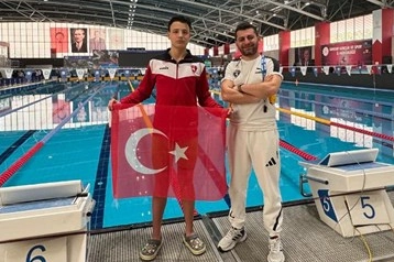 Denizli Büyükşehir Belediyespor yüzme takımı sporcusu Mehmet Sarhanlı, Samsun’da düzenlenen