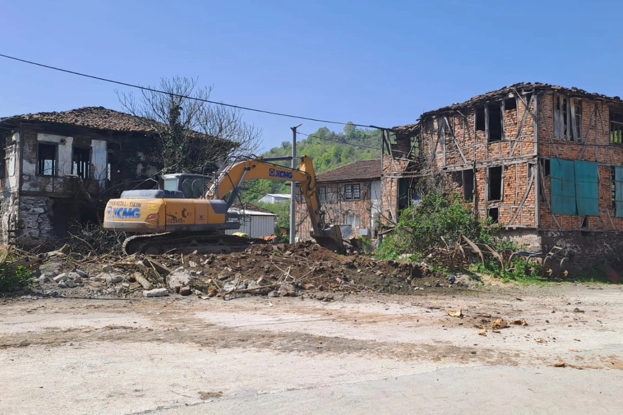 Kocaeli’de Gölcük Belediyesi, ilçede güçlendirmesi yapılmayan orta hasarlı ya da
