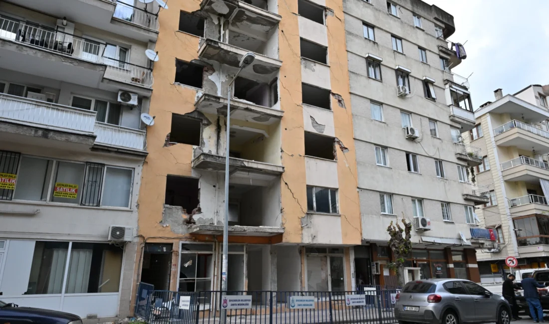 Manisa’nın Şehzadeler ilçesinde, yapısal sorunları nedeniyle yıkım kararı alınan ve