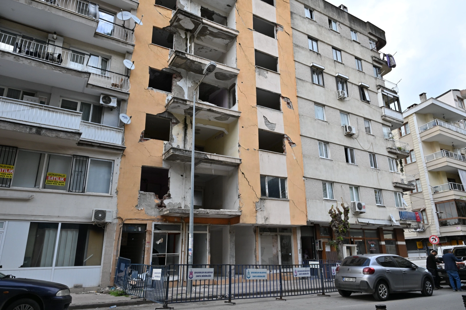 Manisa’nın Şehzadeler ilçesinde, yapısal sorunları nedeniyle yıkım kararı alınan ve