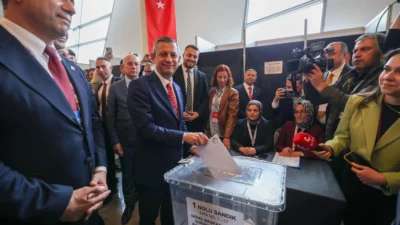 CHP’nin olağanüstü kurultayında tek aday olan Özgür Özel geçerli oyların