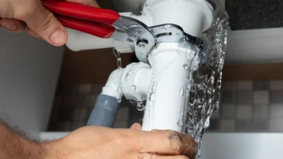 Su tesisatı, evlerde ve iş yerlerinde suyun güvenli ve düzgün