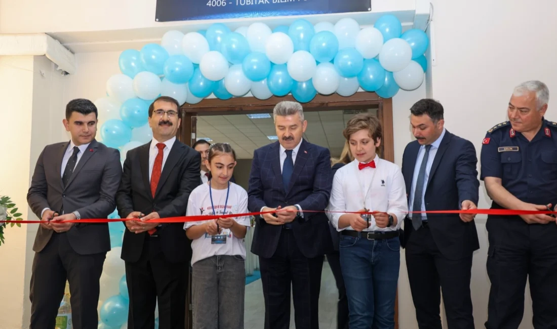 Artvin’de organize edilen TÜBİTAK 4006 Bilim Fuarı’nda 18 proje sergilendi.