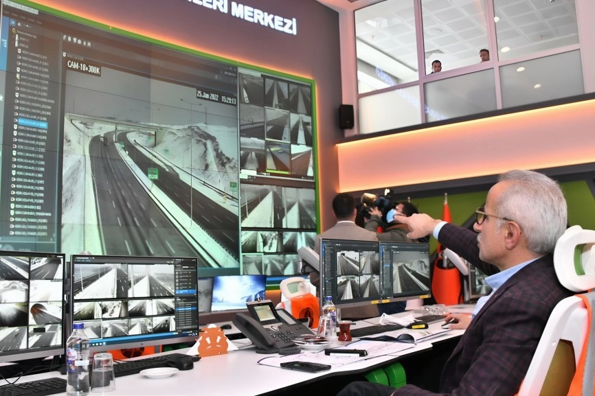 Ulaştırma ve Altyapı Bakanı Abdulkadir Uraloğlu, Avrupa Otoyolu Avcılar Gişeleri’nde