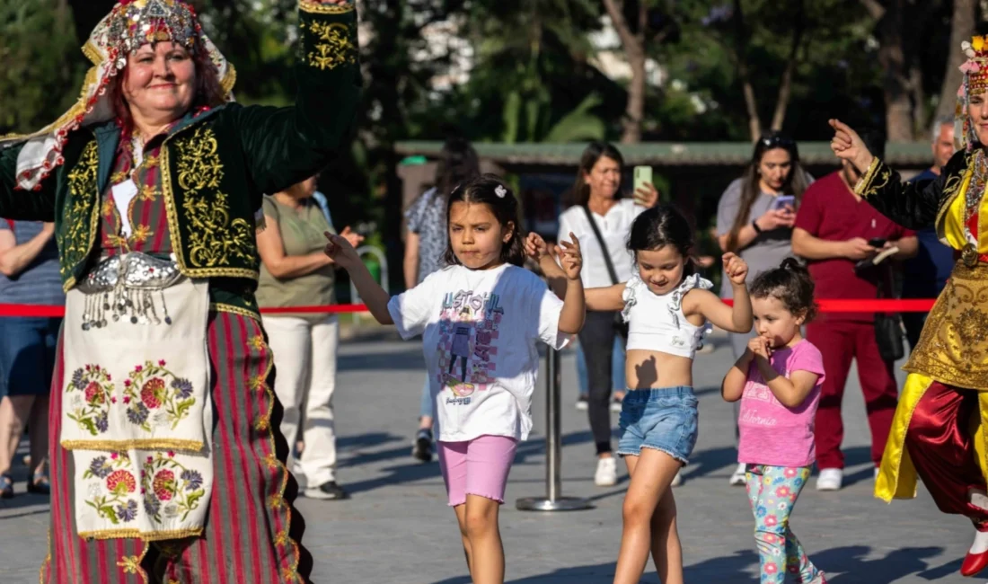 İzmir Bornova Belediyesi’nin bu yıl “Halay” temasıyla düzenlediği 4. Halk