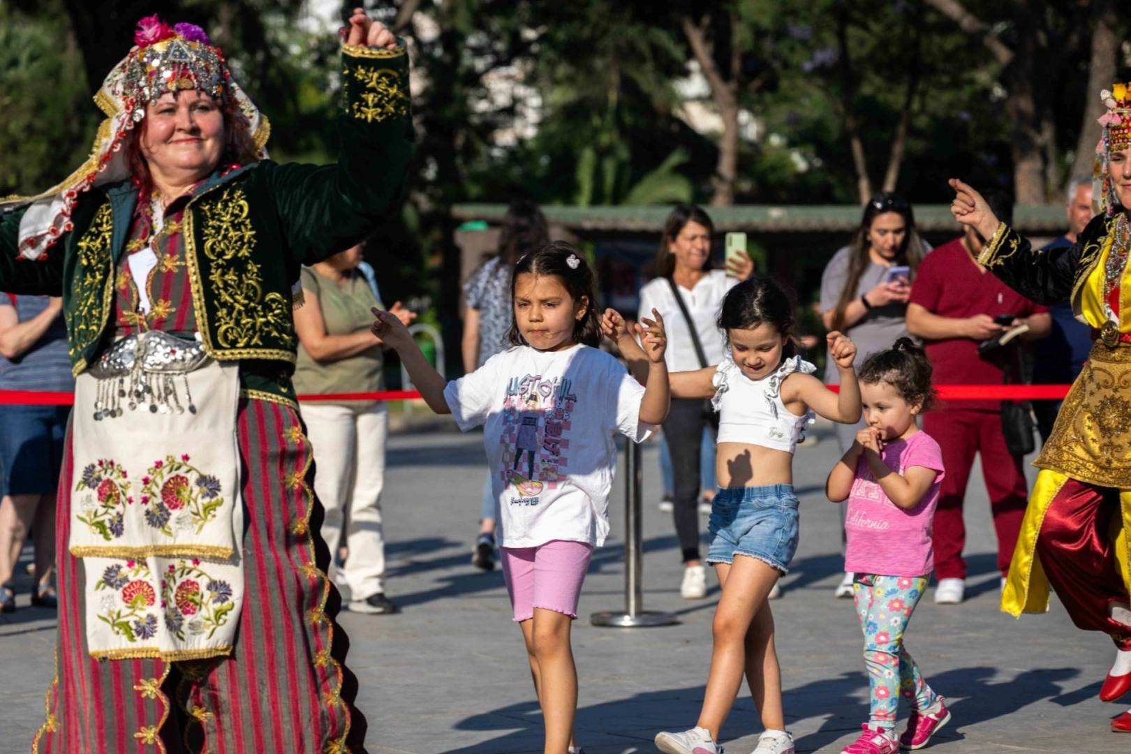 İzmir Bornova Belediyesi’nin bu yıl “Halay” temasıyla düzenlediği 4. Halk
