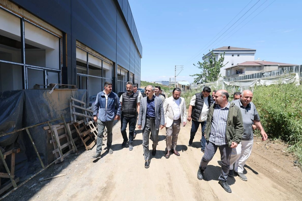 Çayırova Belediye Başkanı Bünyamin Çiftçi, Atatürk Mahallesi’nde inşa edilen Kapalı